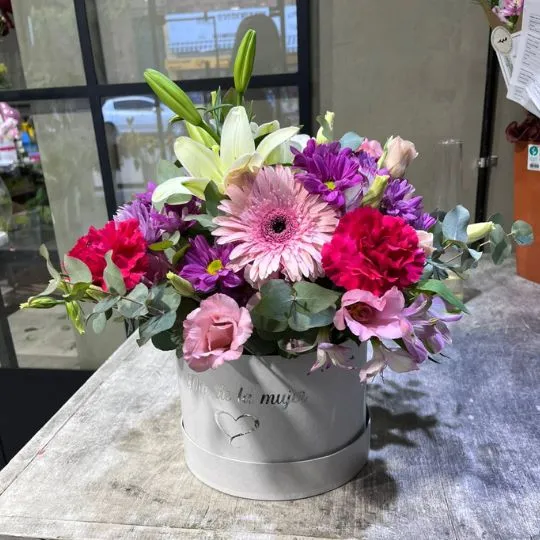 caja pote con flores de estacion feliz dia 